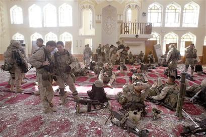soldiers-mosque3