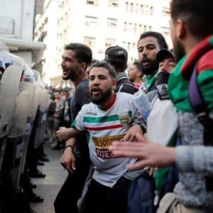 Revolyutsiya Alzhira mezhdu zagovorami pravitelei i trebovaniem musulman x