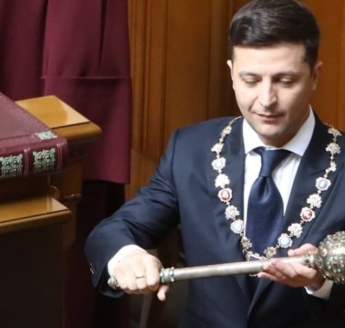 aprelya g. budushhii prezident Ukrainy V. Zelenskii sdelal zayavlenie otnositelno initsiativy RF grazhdanam Ukrainy x