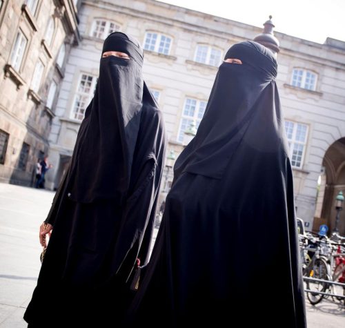 zhenshhiny v ih mezhdunarodnyi den mezhdu Islamom i kapitalizmom x