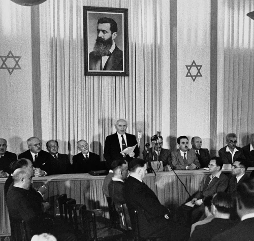 David Ben Gurion ofitsialno provozglashaet Izrail nezavisimym gosudarstvom  maya  goda.  x