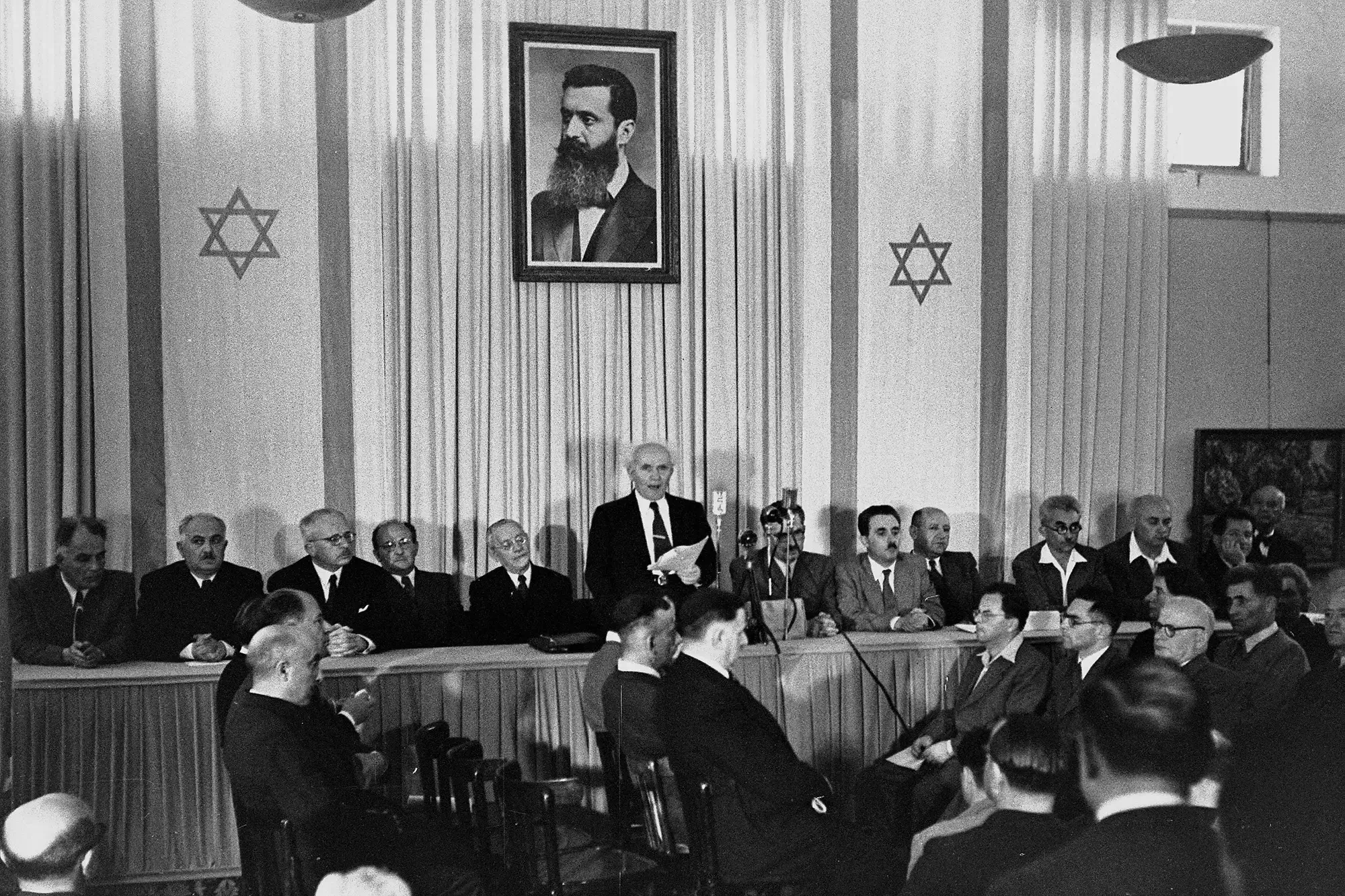 David Ben Gurion ofitsialno provozglashaet Izrail nezavisimym gosudarstvom  maya  goda. 